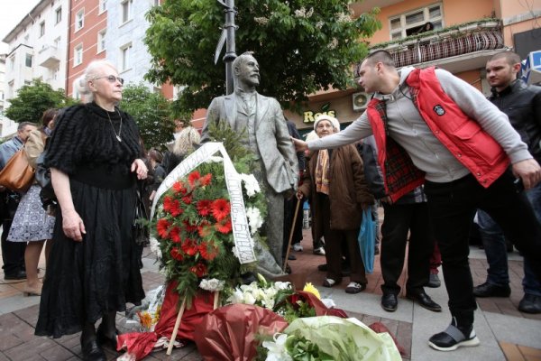 Градската скулптурна композиция &quot;Алеко Константинов&quot; бе представена на пешеходната зона на бул. &quot;Витоша&quot; до входа на метростанцията. Тя е дело на скулптура Борис Борисов и архитекта Пламен Цанев, след спечелен конкурс, обявен от Столична община. Снимка: БТА