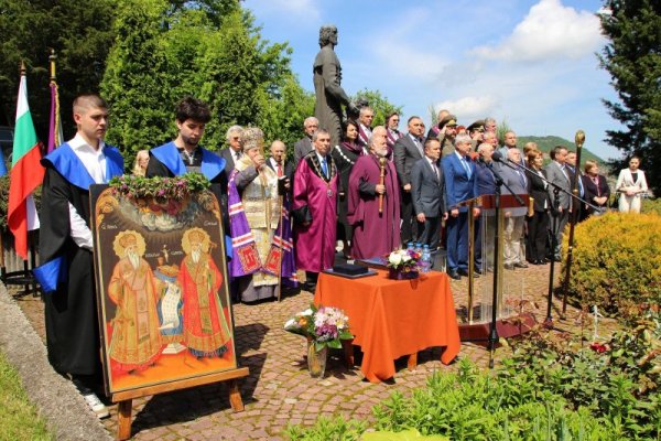 Пред паметника на светите братя Кирил и Методий академичният състав и студентите от Великотърновския университет отбелязаха своя празник. Приветствие към присъстващите отправи ректорът на ВТУ&rdquo;Св.Св. Кирил и Методий&rdquo; проф. Христо Бонджолов. Снимка: БТА