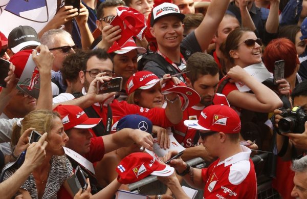 Пилотът на Ферари Кими Райконен раздава автографи на своите фенове на пистата в Барселона преди неделното Гран При на Испания. Снимка: БТА