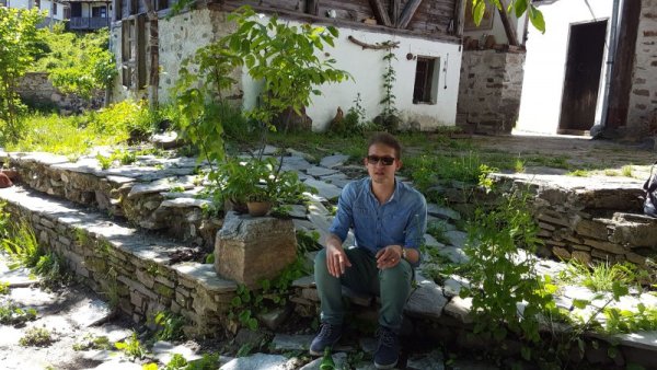 Тим Гюбел разказва за събитието в двора на The Gates (&quot;Портите&quot;), където ще има лекции и работилници. Снимка: Dnes.bg