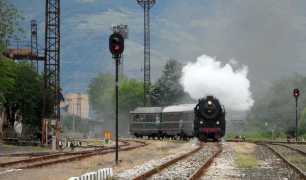 Атракционен парен влак се движи по линията между Мост, Кърджали и Подкова, а близо 40 фенове на ж.п. транспорта от Европа, САЩ, Япония и Австралия се радват на пътуването и красотите на Източните Родопи. Едната от парните машини, произведеният през 1931 г. в Полша, е локомотив от 46-та серия, който е не само най-мощния произвеждан в Европа, но вече и единствен в движение. Снимка: БТА