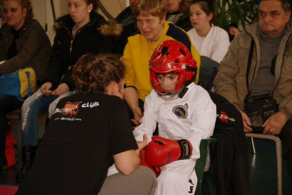 В треньорската работа трябва да умееш да се справяш и с такива ситуации. Снимка: ABC Fight Club