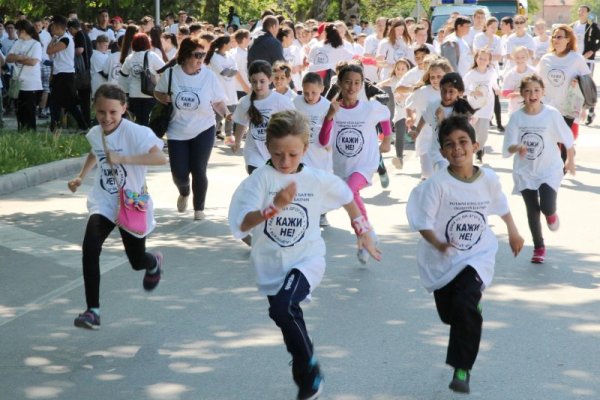 Традиционният крос &ldquo;Не на дрогата&rdquo; се проведе днес в Балчик. Над 500 деца и младежи от училищата в града пробягаха определената дистанция.  Всеки от участниците в масовото бягане получи тениска с логото на инициативата и дипляна за вредата от наркотиците. Снимка: Булфото