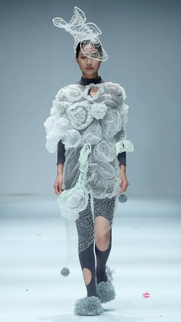 Манекенка представя интересен тоалет по време на модно ревю в Пекин. Снимка: БТА