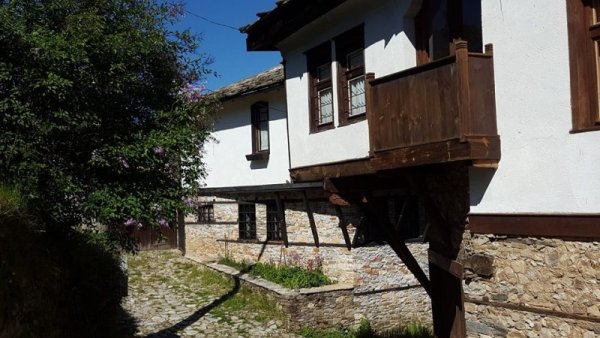 Старите къщи уж си приличат, но всяка има свой облик. Снимка: Dnes.bg
