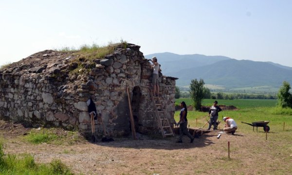 Археологът от Националния исторически музей Филип Петрунов направи първото сензационно откритие за археологическия сезон 2016 г. При разкопки на старинния храм &quot;Св. Георги&quot; край с. Трудовец , той е установил, че храмът е бил построен на отров - в плитко езеро, което след ХIV век е пресъхнало. Районът около Трудовец е спадал към родовите владения на Шишмановци, които се простират от Белград през Видин до Ловеч. Снимка: НИМ