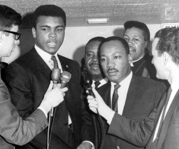 Мохамед Али през 1967 г. и д-р Мартин Лутър Кинг пред репортери. СНимка БТА