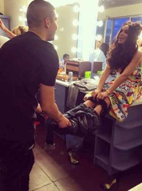 Фризьор &quot;сваля&quot; гащите на Алисия за малко реклама. Снимка: Facebook