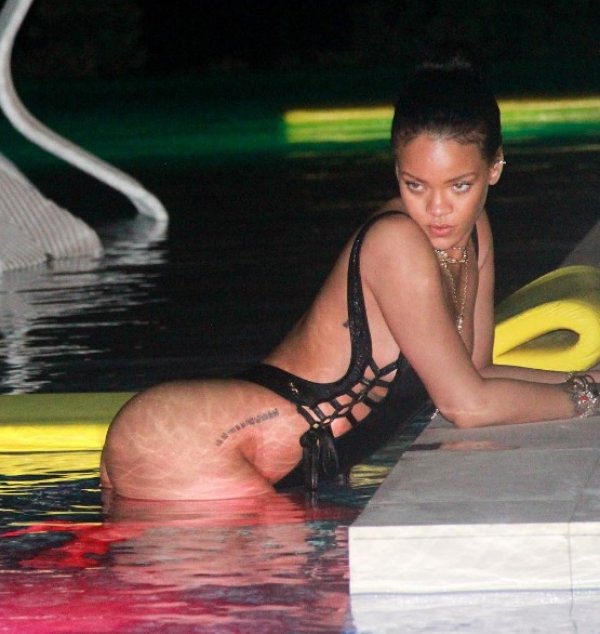 И Риана се гордее с дупето си.  Снимка: Instagram