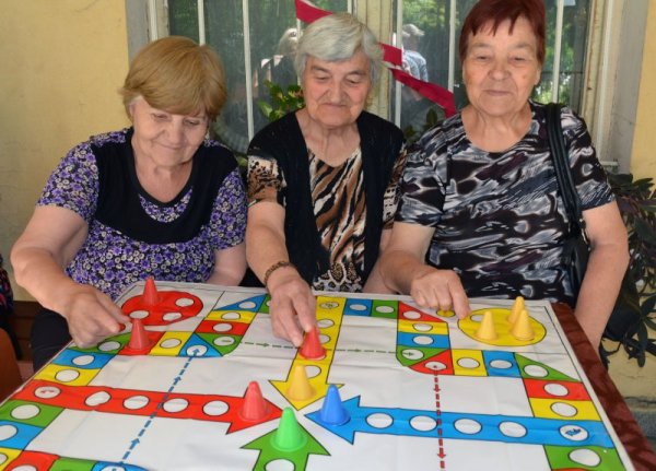 По традиция община Димитровград организира летни занимания за пенсионерите. Това лято започна с бридж турнир за мъжете, а за жените се провежда състезание по играта &quot;Не се сърди човече&quot;. В заниманията участват 106 души от 26 пенсионерски клуба. Снимка: БТА