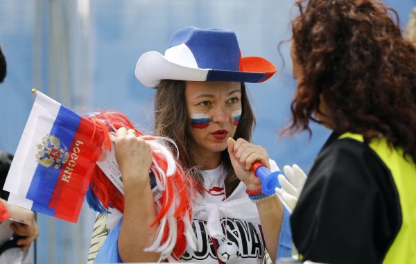 Фенка на Русия се готви да влезе на стадиона в Лил за срещата между &quot;Сборная&quot; и Словакия от втория кръг в груповата фаза на Евро 2016. Снимка: БТА