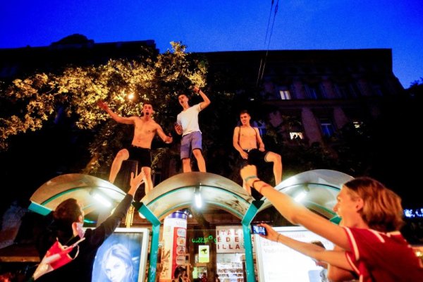 Фенове на Унгария празнуват победата на своите любимци над Австрия с 2:0 по улиците на столицата Будапеща. Снимка: БТА