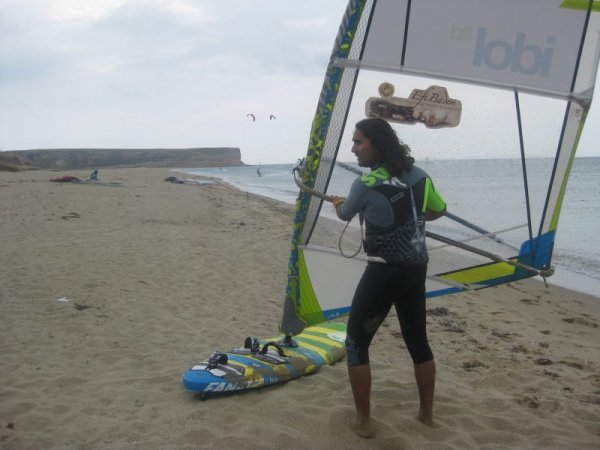 Илджан обяснява на перфектен български как се управлява уиндсърф. Снимка: Dnes.bg