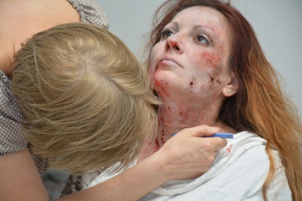 В рамките на изложбата &quot;Търси се&quot;, в русенската Художествена галерия се проведе уъркшоп с ученици от НУИ &bdquo;Проф. В. Стоянов&rdquo;. Артистите Йоана Ангелеску, Кристиян Крестинков и Емануел Сава демонстрираха гримиране на живо на герой от холивудски филм. Снимка: БТА