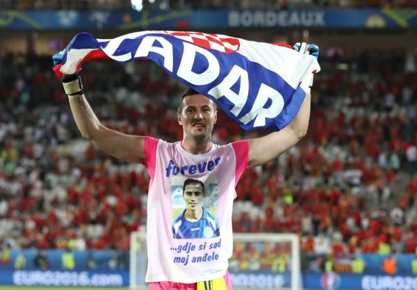 Вратарят на Хърватия Даниел Субашич празнува победата на своя отбор над европейския шампион Испания в груповата фаза на Евро 2016. С победата хърватите спечелиха своята група. Снимка: БТА
&nbsp;