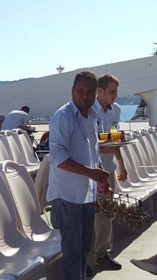 Търговията не спира и на ферибота, с който си тръгваме. Но ако се пазарите, цените стават съвсем достъпни. Снимка: Dnes.bg