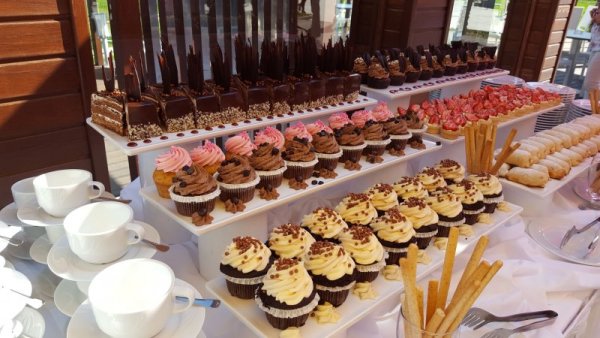 Разнообразието от десерти също е голямо. Снимка: Dnes.bg