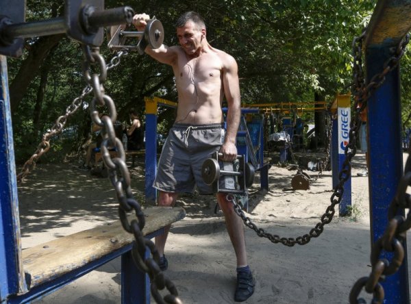 Мъж тренира на открит фитнес на остров на река Днепър в Киев, Украйна. Всеки ден стотици хора от Киев се занимават със спорт с легендарния фитнес на открито, съществуващ още от 60-те години на миналия век Снимка: БТА
&nbsp;