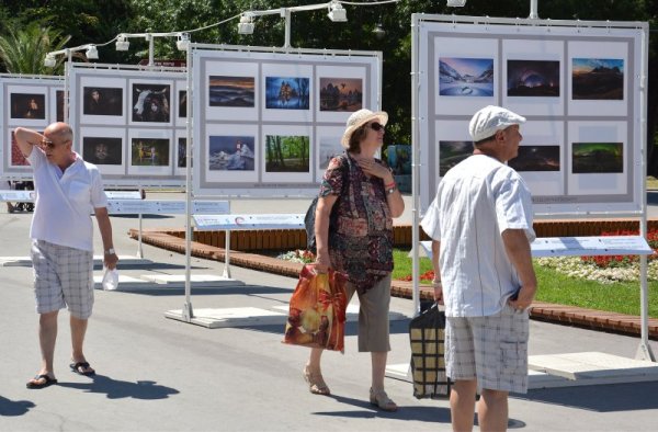 Изложба финална селекция на Международния фотографски салон Варна се откри на входа на морската градина. Тази година във форума вземат участие 708 участника от 66 държави. Снимка: БТА
&nbsp;