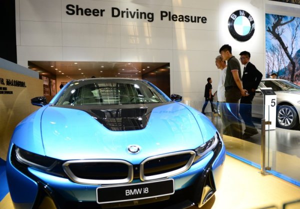 Зрители наблюдават модел на BMW по време на автоизложение в Сиан, Китай. Снимка: БТА