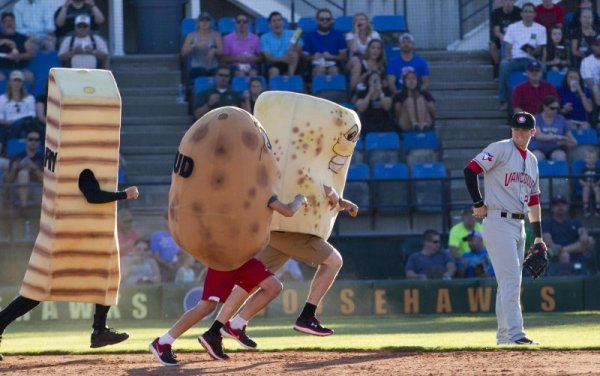  Състезател от Ванкувър Канейдиънс се диви на талисманите на отбора - картофи.  Снимка: БТА