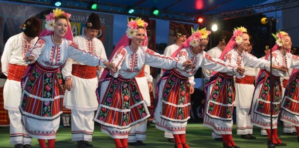 Участници във фестивала на народните традиции от България, САЩ, Мексико и Аржентина, изнесоха пищен концерт в рамките на Панаира на киселото мляко в Разград Снимка: БТА
