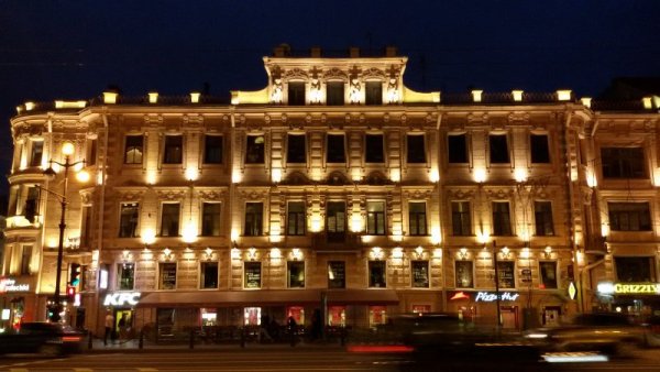 Кадър от нощен Санкт Петербург Снимка: Dnes.bg