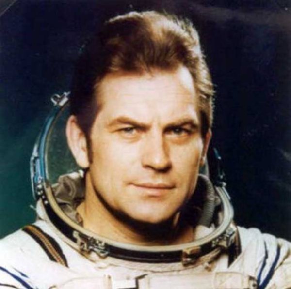 &nbsp;Майор Владими Ковальонок твърди, че докато бил в космоса през 1981 г., е видял странен обект. &quot;Когато бях на работа ... Видях нещо странно в илюминатора един ден. Беше с размера на пръста ми, беше си орбитален обект. Трудно беше да се определи размера и скоростта му&quot;. Астронавтът тръгнал да снима обекта, но той избухнал и останали само облаци от дум.&nbsp;&nbsp;Снимка: NASA