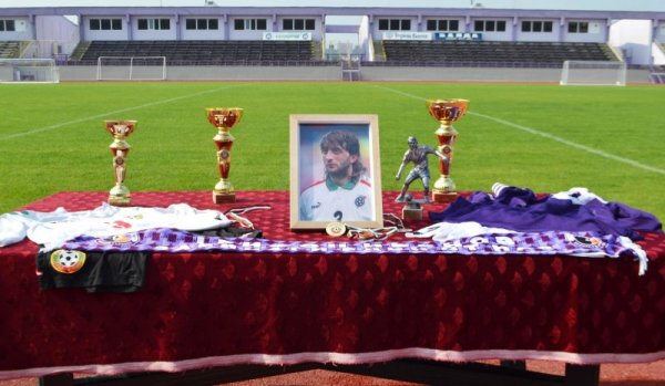 С едноминутно мълчание започна футболният турнир на името на легендарния футболист Трифон Иванов на стадион "Ивайло" във Велико Търново. На откриването присъстваха майката на Трифон, общински съветници, кметовете на Горна Оряховица и Павликени, председателят на Зоналния съвет на БФС във Велико Търново и съотборник на Трифон Иванов Бончо Генчев. Датата 27 юли не е избрана случайно. На нея легендарният защитник трябваше да навърши 51 години. Снимка: Булфото