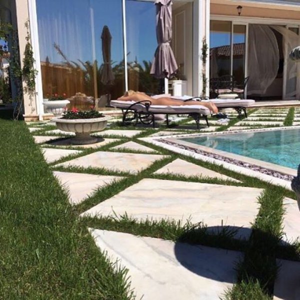 Фолкпевицата Камелия се пече дибидюс. Снимка: Facebook