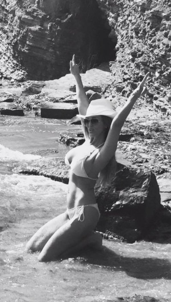 Глория показа също плажна осанка. Снимка: Facebook