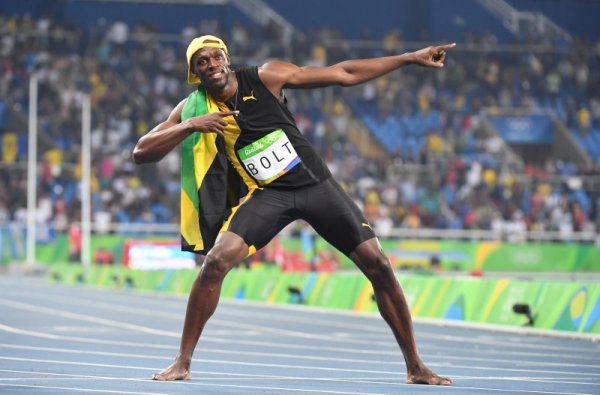 Голямата звезда на леката атлетика Юсейн Болт празнува олимпийската си титла на 100 метра по време на олимпийските игри в Рио де Жанейро. Това е общо 7 негов златен медал от Олимпийски игри. Снимка: БТА