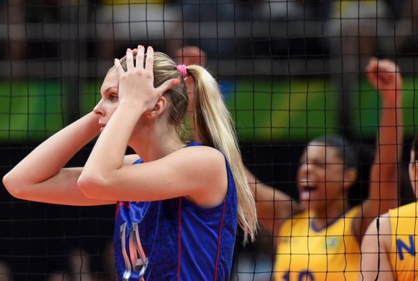 Руската волейболистка Ирина Фетисова се държи на главата след неуспешна атака по време на мача срещу Бразилия от олимпийския волейболен турнир. Домакините спечелиха мача с 3:0. Снимка: БТА