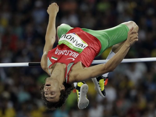Българският състезател по висок скок Тихомир Иванов прави успешен опит по време на квалификацията в дисциплината на олимпийските игри в Рио де Жанейро. Снимка: БТА