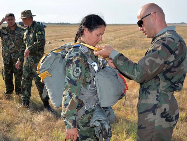На летище Балчик започнаха да се изпълняват парашутни скокове на военнослужещи от 68-ма бригада &bdquo;Специални сили&ldquo;, които се провеждат в рамките на съвместната българо-американска подготовка &bdquo;Joint Training&ldquo;. Бойците ще изпълнят учебно-тренировъчни и бойни парашутни скокове с различни типове парашутни системи. Скоковете се извършват от 400 до 3500 метра от борда на военнотранспортен самолет "Спартан&ldquo;. Снимка: БТА