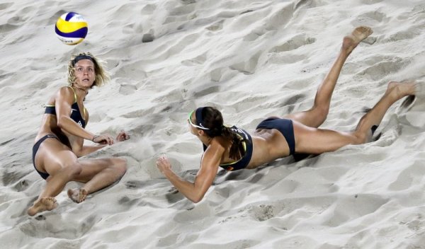 Германските състезателки по плажен волейбол Кира Валкенхорст и Лаура Лудвиг се опитват да спасят топката по време на финала на олимпийския турнир в Рио. Снимка: БТА