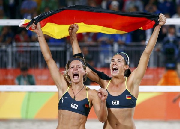 Германките празнуват със златните медали, които спечелиха след победа над Бразилия на финала на олимпийския турнир по плажен волейбол. Снимка: Reuters