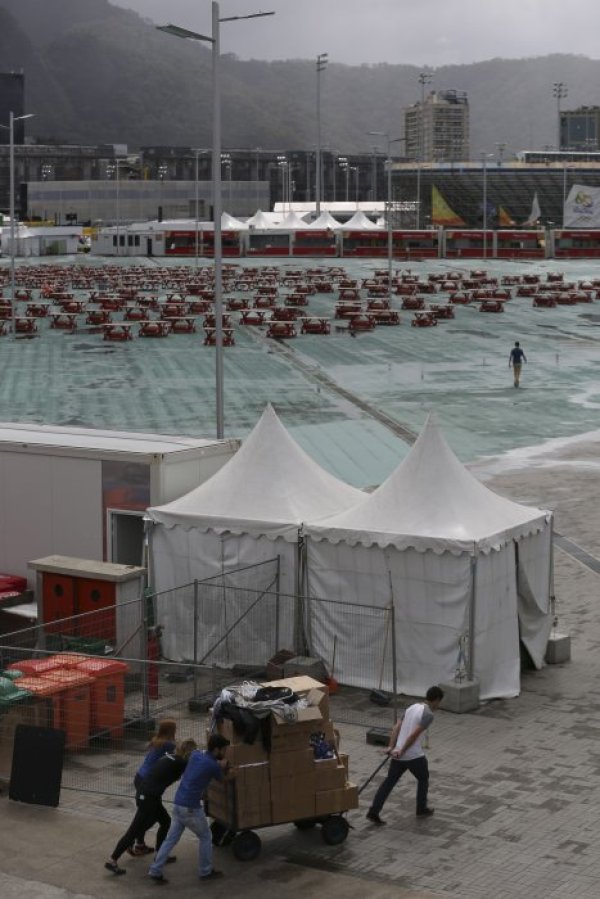 Работници разчистват Олимпийския парк след закриването на Олимпиадата в Рио де Жанейро Снимка: Reuters