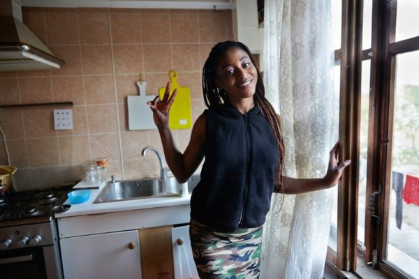 Прешъс, 22 години. &quot;Учих в Нигерия, но в един момент парите ни свършиха. Не виждах перспектива. Една позната ми каза, че при нея, в Русия, има високоплатена работа. Пристигнах в Тула, но нямаше никава работа в продължение на 3 месеца. Прибра ми документите и трябваше да спя с мъже за пари. Скарахме се и избягах. Но трябваше да живея по някакъв начин и станах проститутка. Не исках с това да се занимавам, учила съм за счетоводител. В Тула има много чернокожи по улицата, но не общувах с тях. Писах на приятели в Нигерия във Facebook, но с нищо не можеха да ни помогнат. Снимка: Татяна Егорова