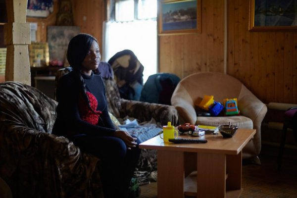 Джулиет сега е на 24 години, дошла е от Бенин Сити. В Русия е живяла половин година. По нейни думи - дошла след увещания на съседка. Обещала й, че в Русия ще получи образование в икономически университет. &quot;Да стана студентка беше моя мечта и бях щастлива, че ще я сбъдна. Извади ми студентска виза и така попаднах в робство. Неин сънародник я посрещнал на летището и я закарал във Воронеж. Хазайката я посрещнала с думите, че дължи 45 000 долара и трябва да проституира. На родителите й пък казали, че учи в Русия.&quot;В Русия има много момичета като мен. Сега като се прибера не знам какво да кажа на родителите си, майка ми не знае с какво съм се занимавала. Боя се, че сърцето и няма да издържи. Почти на 25 години съм, а трябва да започвам живота си отначало&quot;. Снимка: Татяна Егорова