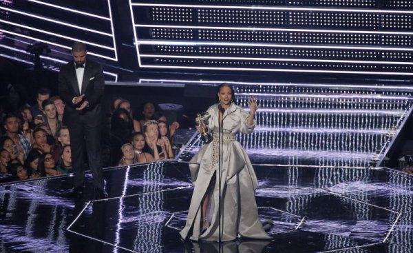 Певицата Риана получава награда на името на Майкъл Джексън по време на снощните награди на MTV Снимка: Reuters