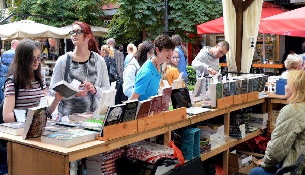 Над 40 издателства се представят в четвъртото издание на &quot;Алея на книгата&quot; в столицата, което започна на празничния 6-ти септември. Пътуващото книжно изложение спря в центъра на София - под фенерите на пешеходния булевард &quot;Витоша&quot;.  Между бул. &quot;Патриарх Евтимий&quot; и ул. &quot;Гладстон&quot; са разположени 16 шатри, които до края на седмицата ще бъдат дом за книгите за българските издателства. Снимка: Булфото