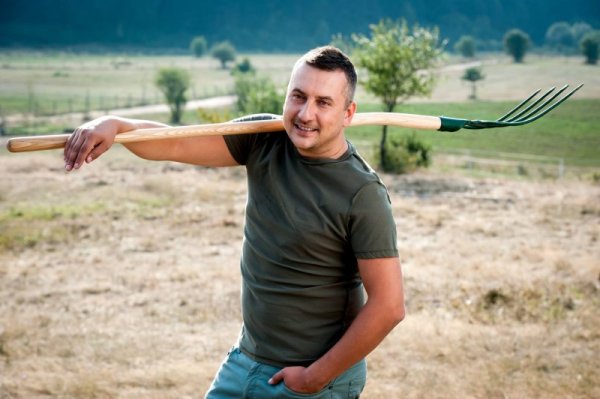 Николай Давидов пък е мениджър в IT компания и определя себе си като &quot;съвременното градско юпи&quot;. Учил е икономика във Виена, но нощния живот у нас му се е усладил и взема решение да се върне в България. Харесва хубавите неща - жени, коли и напитки. Приятелите му го смята за женкар, но той твърди, че е готов за сериозна връзка. Снимка: Фермата