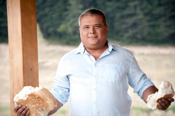 Във &quot;Фермата&quot; ще видим и Серафим Стоянов, на 41 години, от Лом. Той е хлебар, притежава 2 хлебопекарни и изхранва 50 човека.&nbsp; Има 2 дъщери, по-голямата се учи да кара самолет, малката е 12 клас и сега завършва. Серафим наскоро се е развел, но вече е женен втори път и се надява да остарее с настоящата си съпруга.&nbsp; Снимка: Фермата