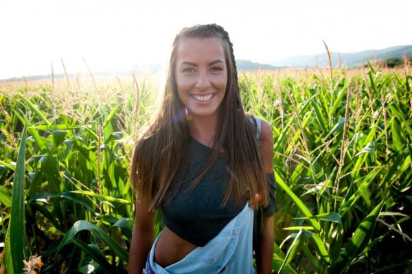 29-годишната Силвия Сергеева от София работи като сноуборд инструктор и е студент в НСА специалност спортна аеробика. &quot;Приятелите ме описват като щура, забавна. Позитивен човек съм&quot;, признава Силвия. От 3 години Силвия е обвързана с приятеля си Владимир. Детството си Силивя прекарва при баба си на село, където е копала, гледала животни. Снимка: Фермата