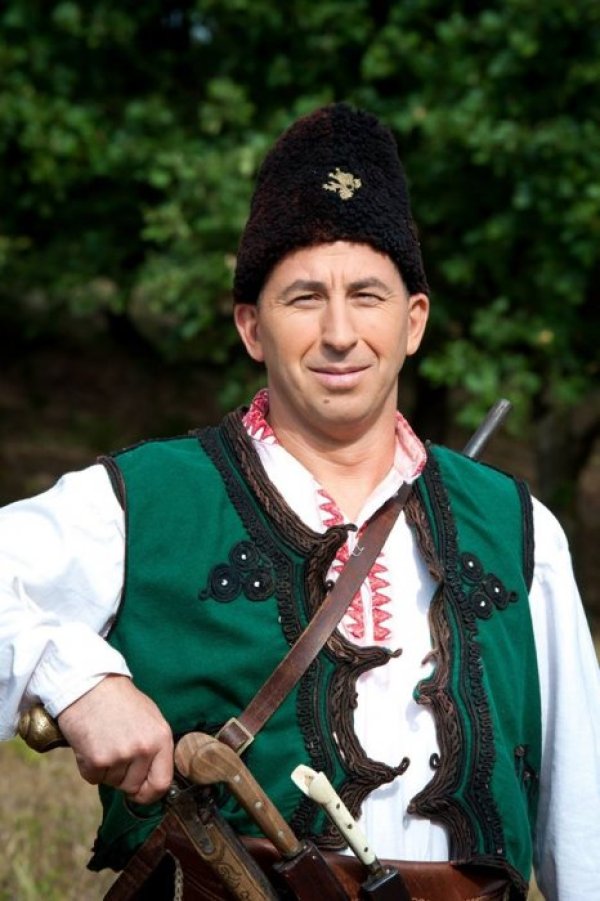 Стоян Спасов от село Бъта също е потомък на бунтовнически род. Прадядо му е апостол на село Бъта от времето на Априлското въстание. Друг негов родственик е участник от Балканската война. Стоян прави кукерски маски, плете шишета, майстори лъжици и копанки, гледа пчели. &quot;Влизам във &bdquo;Фермата&rdquo;, за да докажа, че моите деди не са умрели напразно, за да мързелуваме по пътищата и да чакаме някой да ни почерпи по едно кафе. Ако се захванем с дружни усилия и работим, България ще пребъде&quot;, смята той. Снимка: Фермата