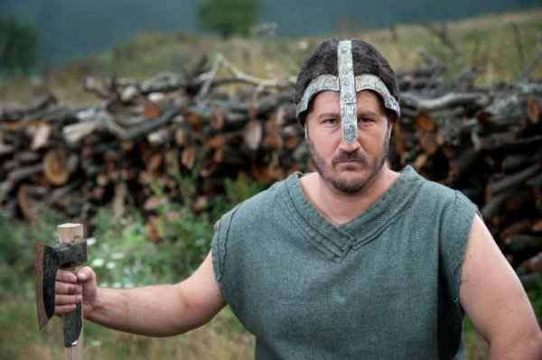 39-годишният Тодор Маринов живее от 7 години в Лохия, Финландия. По професия е треньор по волейбол, но преди да влезе в предаването, работи на 2 места, за&nbsp; да изхранва семейството. Зарежда кафе машини и разнася вестници. От 8 години е женен за финландка. Тодор и съпругата му Рика имат 3 дъщерички. Сега жена му е бременна и чакат своето четвърто дете, което ще бъде момченце. Снимка: Фермата