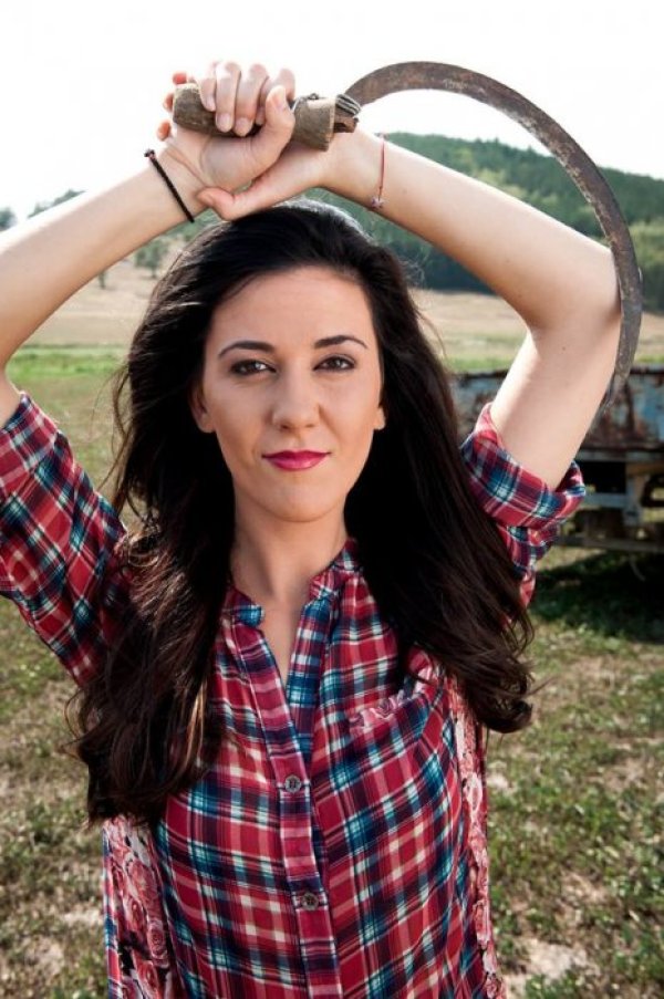 25-годишната Юлиана Попдимитрова от Сандански със сигурност ще внесе колорит с македонската жилка. Танцува с кокили и факли. &quot;По душа и кръв съм българка. Що е маке, все е юнак&quot;, твърди&nbsp; Юлиана. Снимка: Фермата