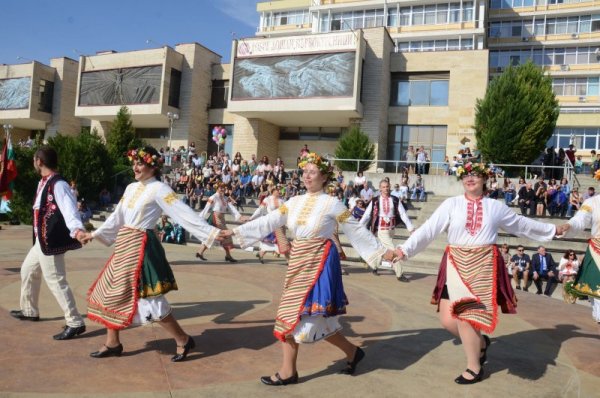 В присъствието на много гости, академичното ръководство и академичната младеж, в Стара Загора с водосвет беше открита новата учебна 2016/2017 година в Тракийския университет. На тържественото откриване на новата учебна година присъстваха зам.-министърът на земеделието и храните Свилен Костов, народни представители от старозагорския район, областният управител инж.Георги Ранов, кметът на Стара Загора Живко Тодоров командирът на Втора тунджанска механизирана бригада бригаден генерал Костадин Кузмов, директори на регионални структури, настоящи и бивши преподаватели, студенти. Снимка: БТА