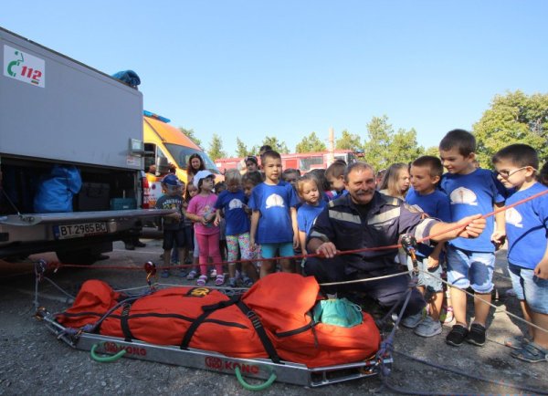 В пожарната в Горна Оряховица се проведе демонстрация на пожарна и спасителна техника. Спасителите направиха демонстрация на спасяване на пострадал от 3 етаж на сграда по алпийски способ. Снимка: БТА
&nbsp;